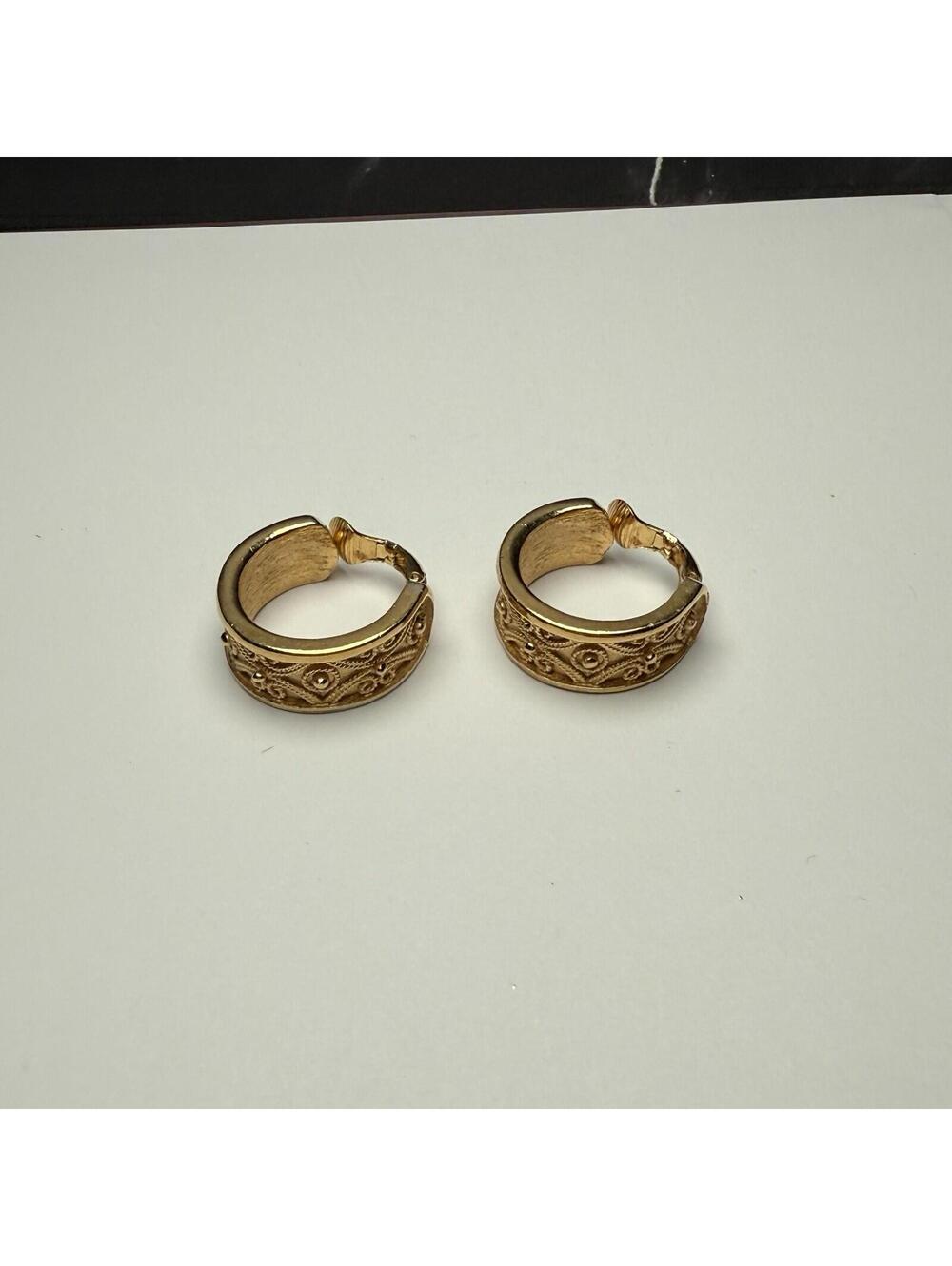 Vintage Crown Trifari Hoop Clip On Clip-on Signed Gold Tone